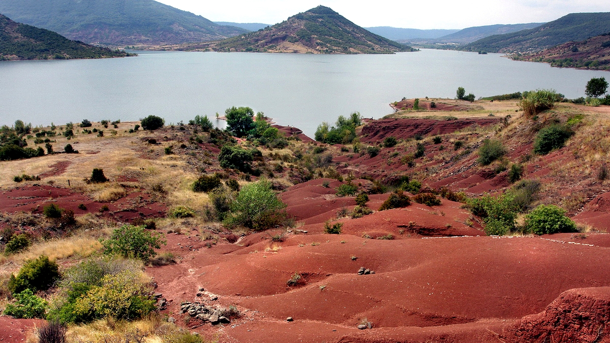 les terres rouges forment des bosses naturelles au bord du lac du Salagou