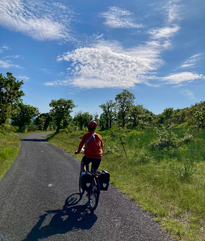 un cycliste pédale sur une route déserte