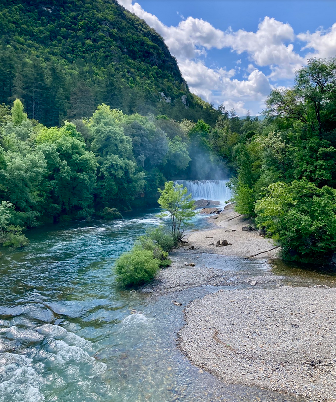 vue sur la cascade de la Vis avec un beau débit d'eau