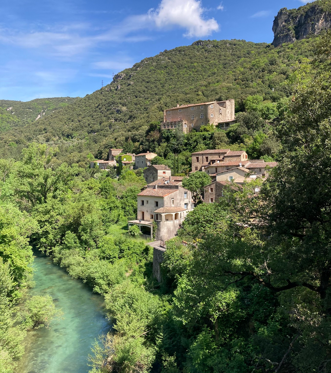 des maisons sur la pente au dessus de la rivière