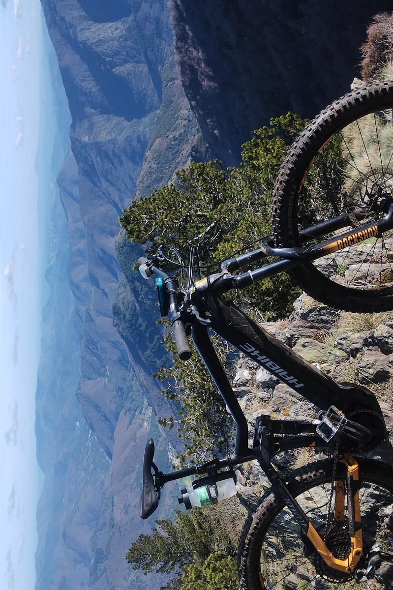 un VTT électrique tout suspendu devant lle panorama des crêtes cévenoles au lieu dit la Combe de Lambert sur le Mont Aigoual