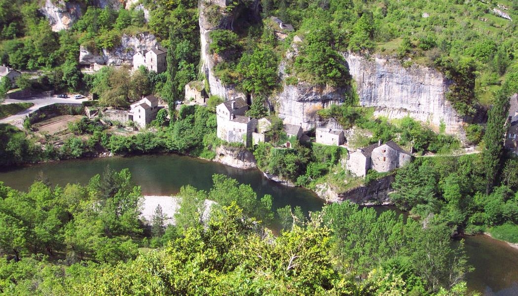 le village de Castelbouc est littéralement coincé au bord du Tarn par la falaise 