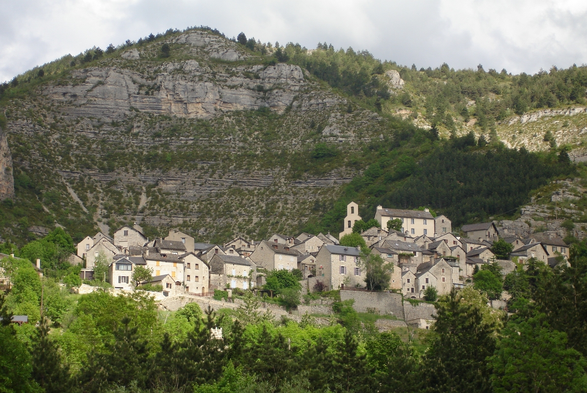 le village de Montbrun est perché à mi-pente de la falaise blanche