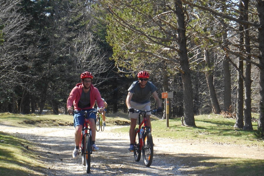 sur une pite du parc national des Cévennes, deux vététistes pédalent en souriant