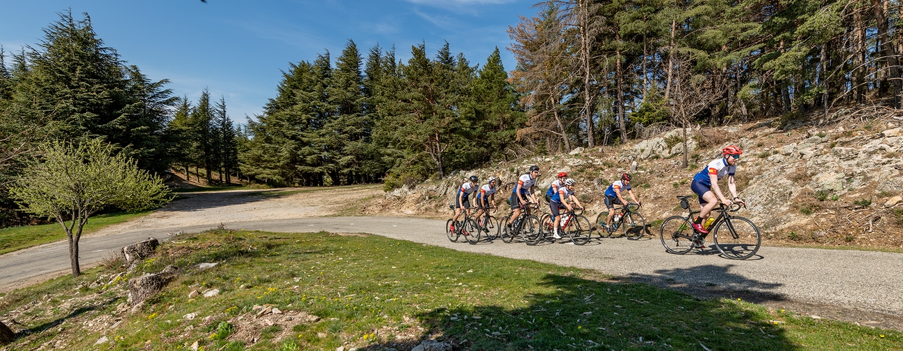 un groupe de cyclistes en vélo de route sur les pentes du col de la Lusette