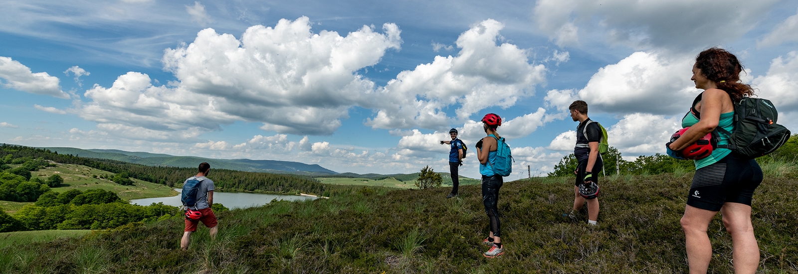 un groupe de vététistes en pause observe le panorma des montagnes cévenoles un groupe de vététistes en pause observe le panorma des montagnes cévenoles