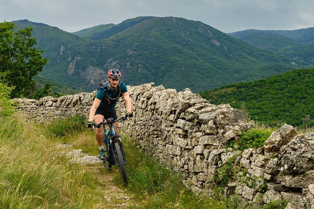 Monter en vélo de montagne est intense, raison de plus de bien passer ses vitesses