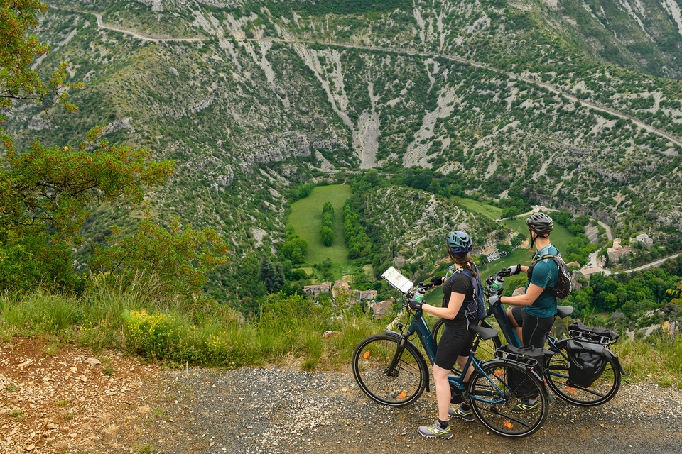 2 VAE s'arrêtent dans la forte pente du cirque de Navacelles pour admirer le paysage