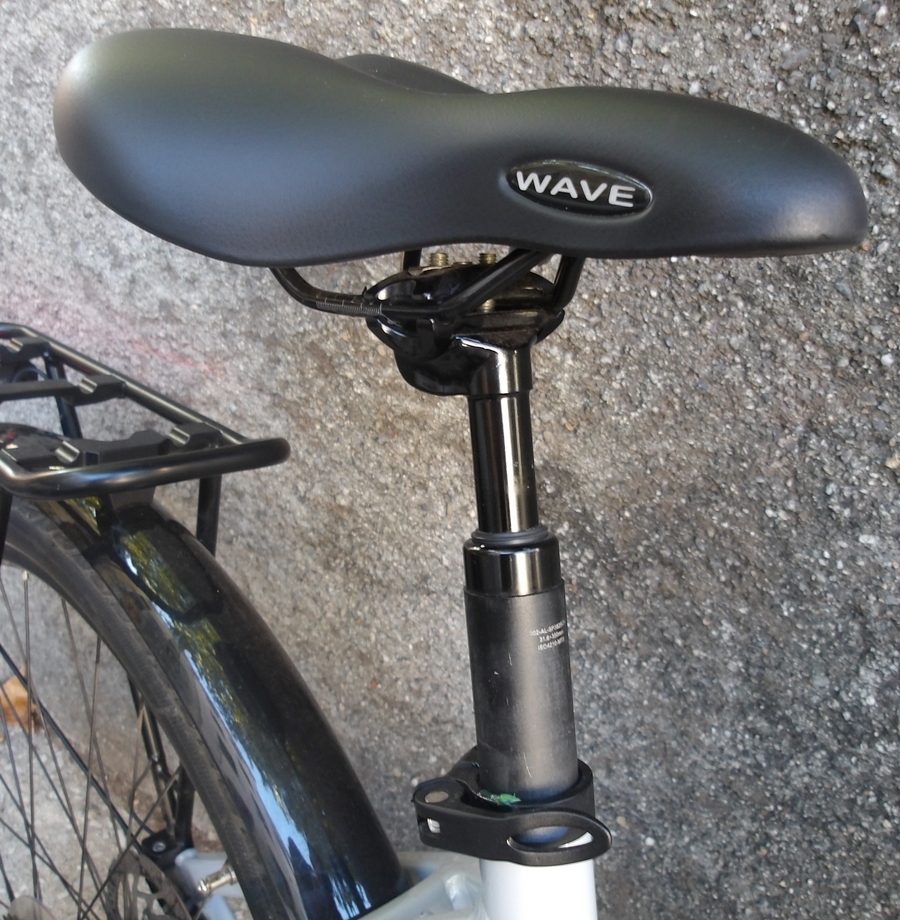 Ce VAE possède une tige de selle suspendue et surtout un régalage rapide pour régler sa hauter de selle sans outil