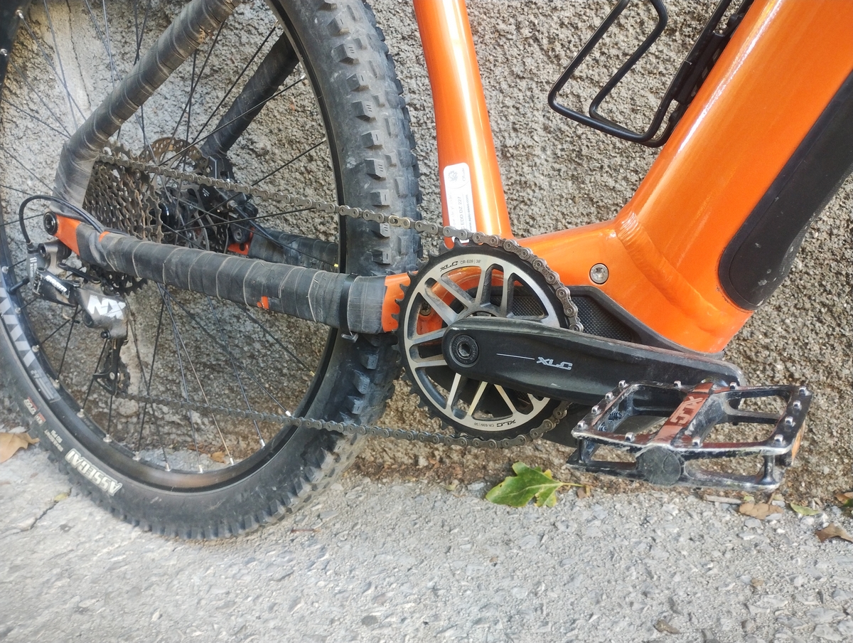 la chaine, le plateau et les pignons d'un vtt électrique moderne